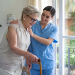 cuidado de personas mayores en Colombia con acompañamiento de cuidadora en el hogar.