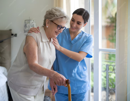 cuidado de personas mayores en Colombia con acompañamiento de cuidadora en el hogar.